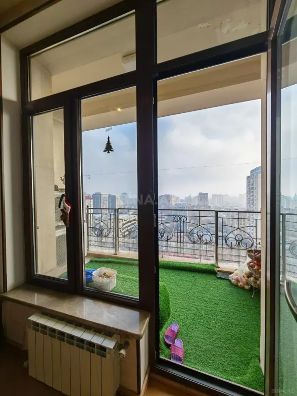 Satılır 5 otaqlı mənzil 205 m²