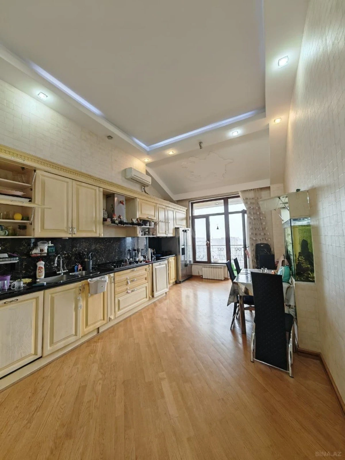 Satılır 5 otaqlı mənzil 205 m²