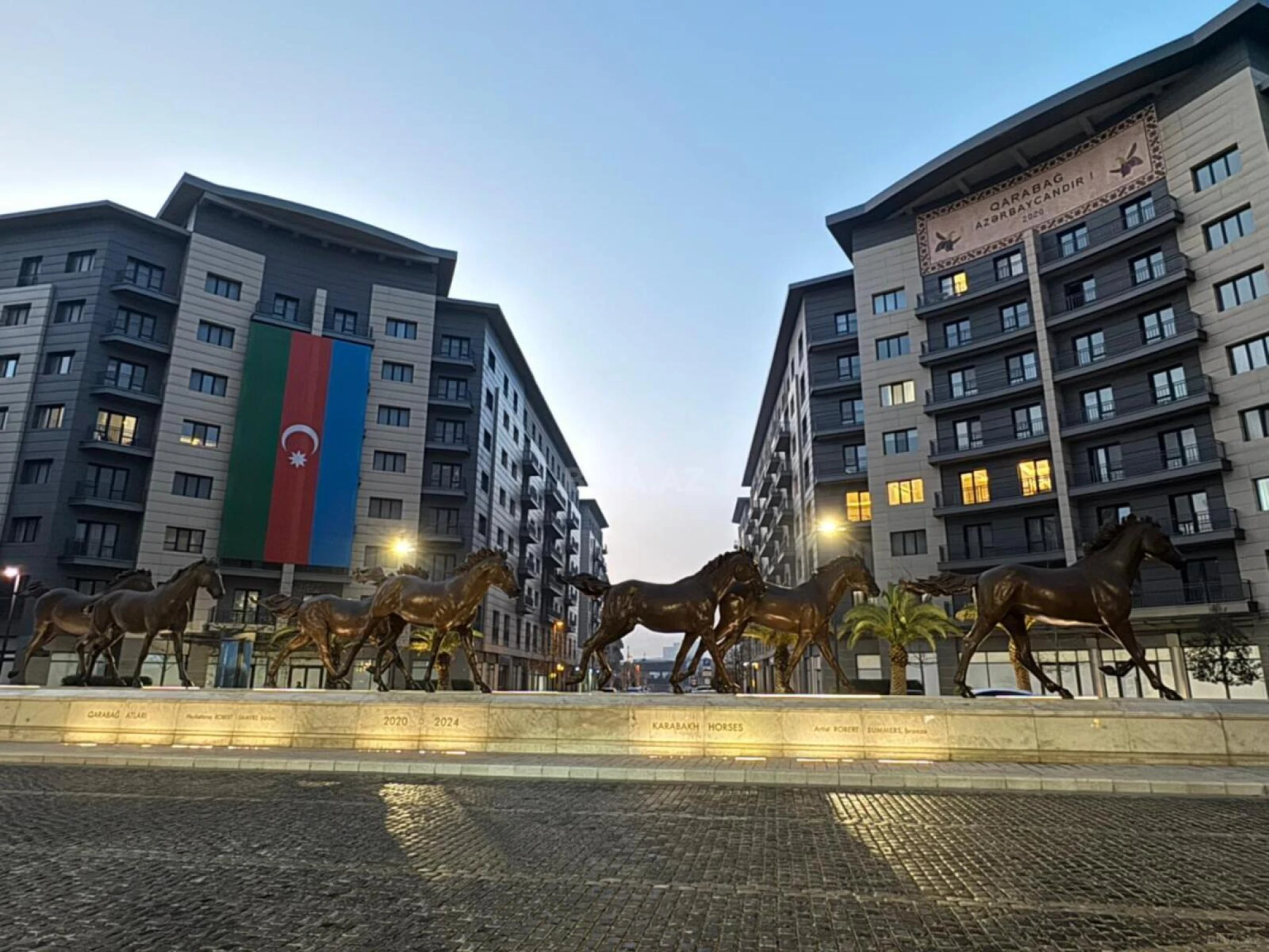 Satılır 4 otaqlı mənzil 163 m²