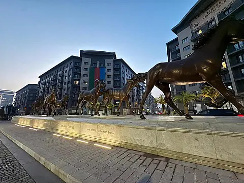 Satılır 4 otaqlı mənzil 163 m²