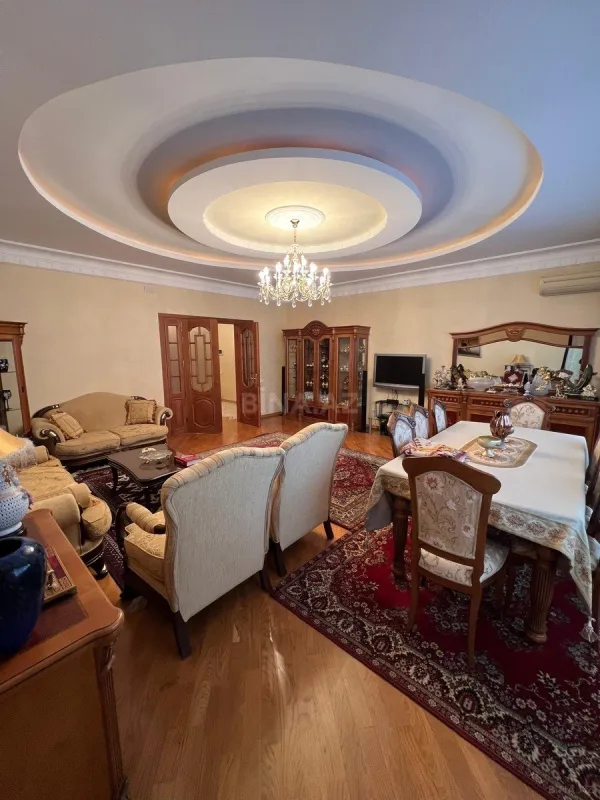 Satılır 3 otaqlı mənzil 165 m²