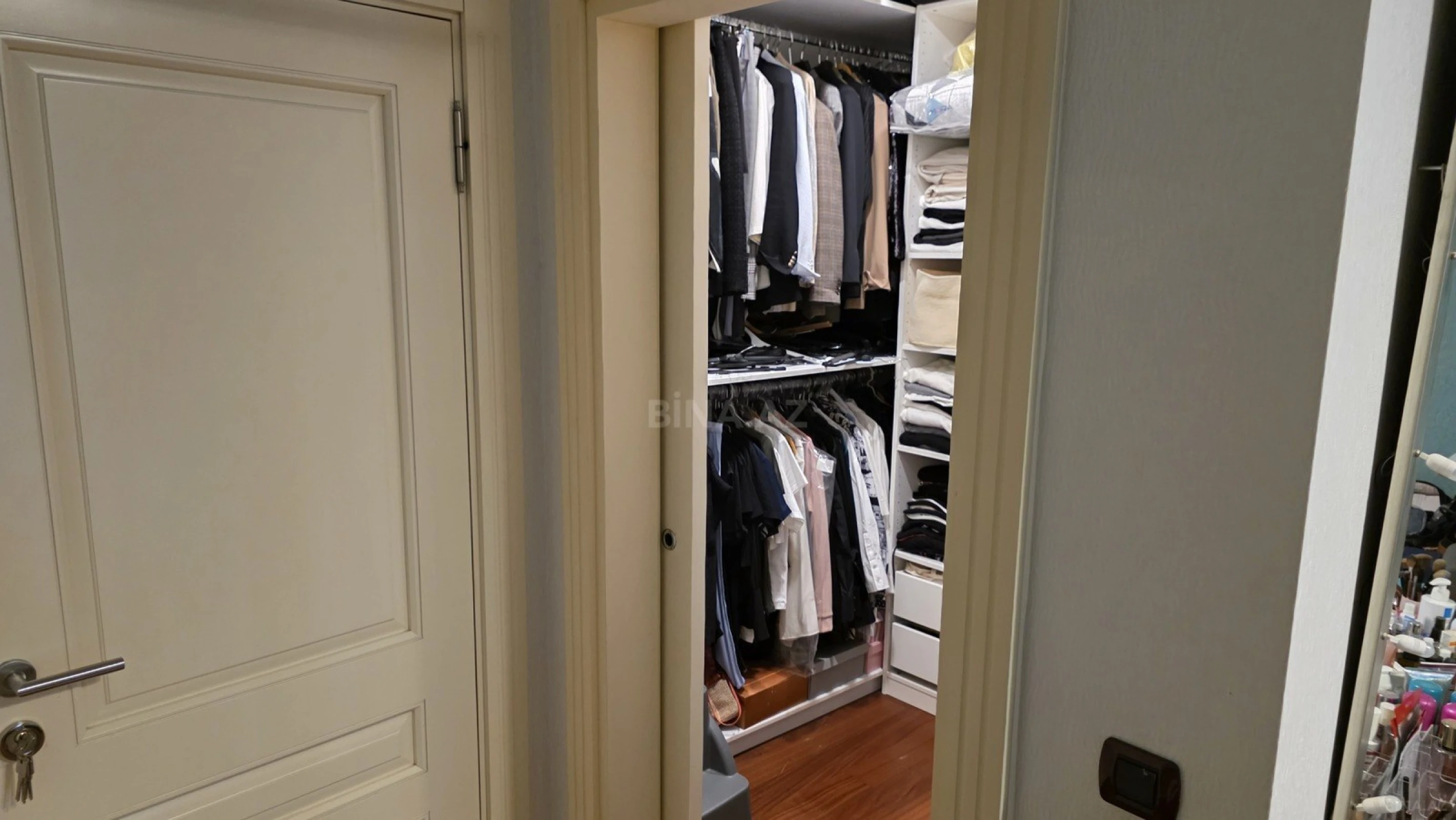 Satılır 5 otaqlı mənzil 240 m²