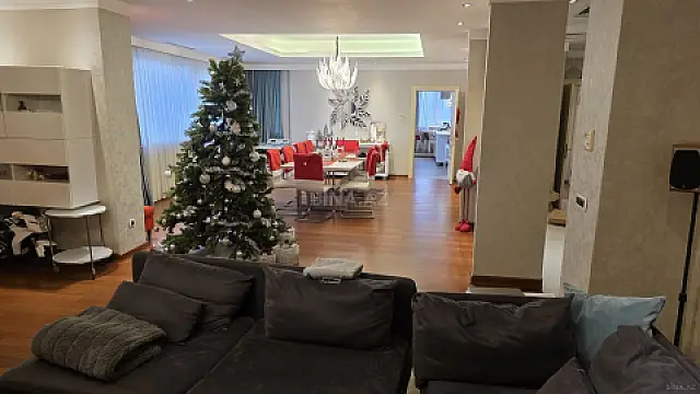 Satılır 5 otaqlı mənzil 240 m²
