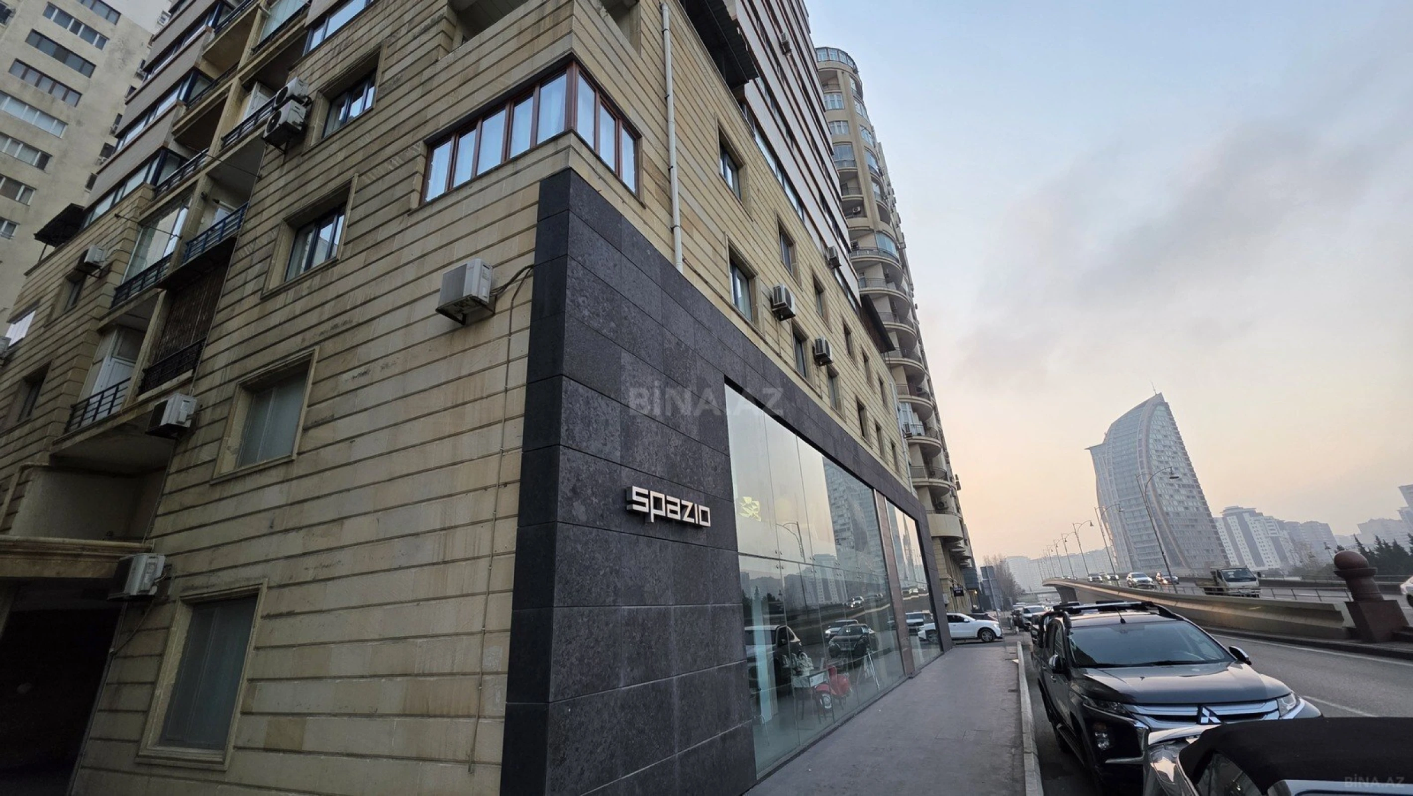Satılır 5 otaqlı mənzil 240 m²