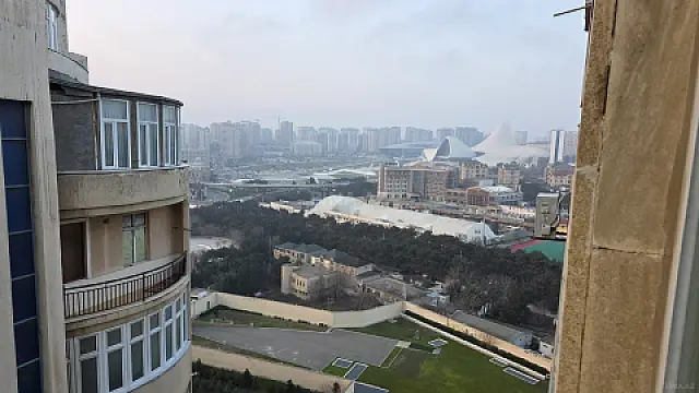 Satılır 5 otaqlı mənzil 240 m²