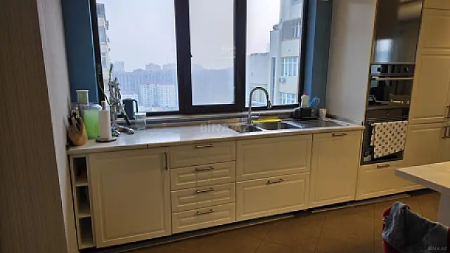 Satılır 5 otaqlı mənzil 240 m²