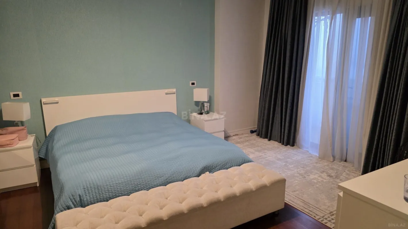Satılır 5 otaqlı mənzil 240 m²