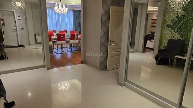 Satılır 5 otaqlı mənzil 240 m²