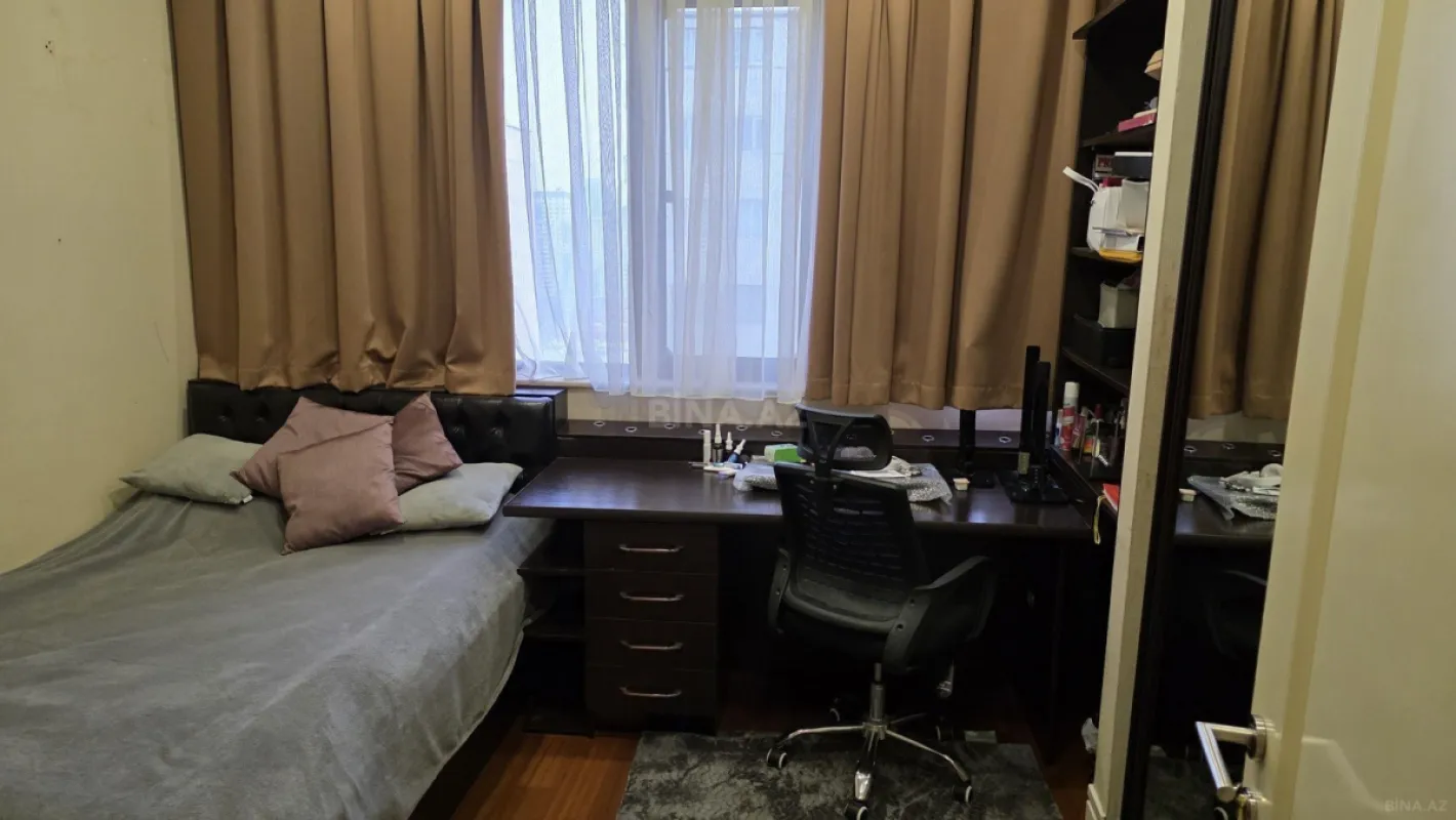 Satılır 5 otaqlı mənzil 240 m²