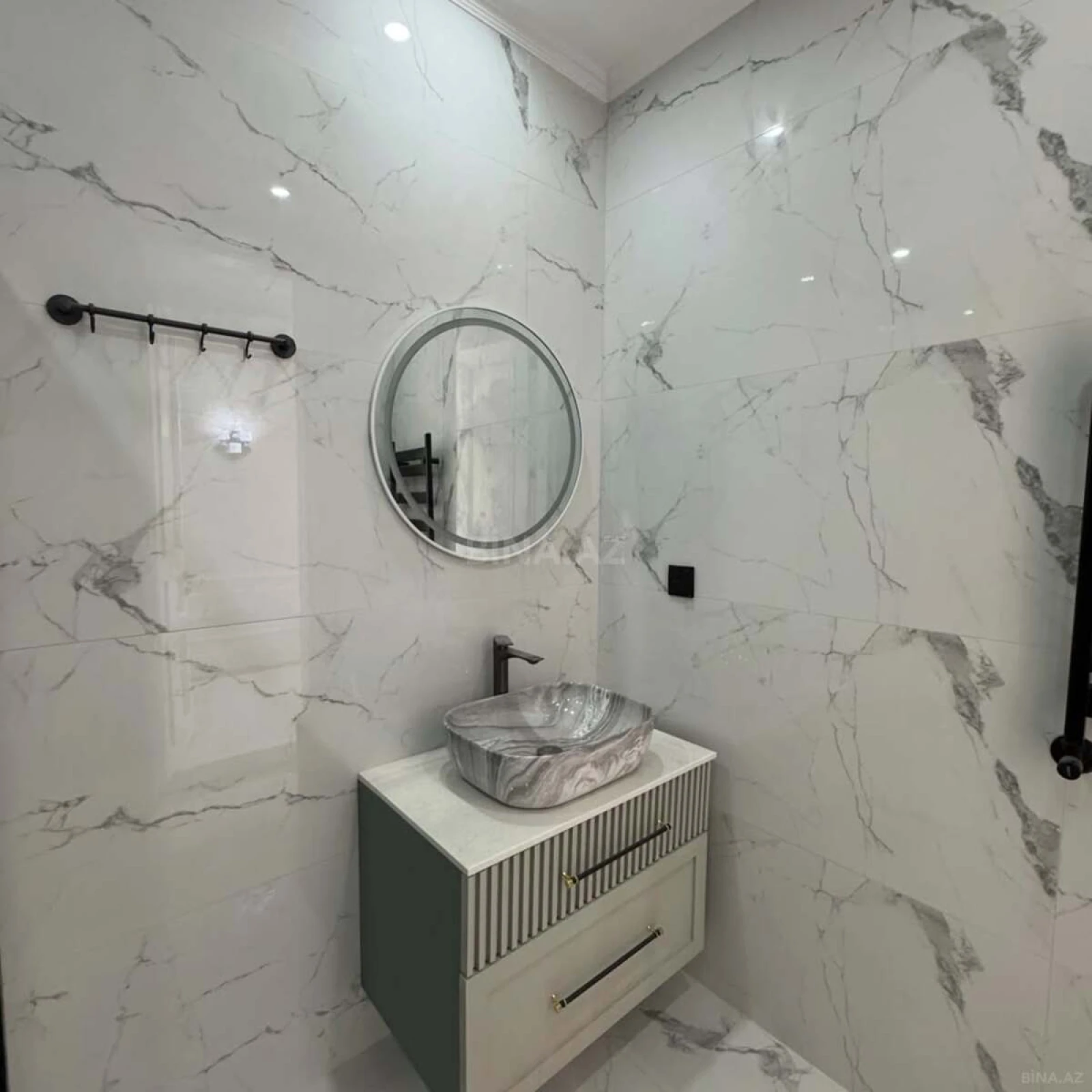 Satılır 4 otaqlı həyət evi 240 m²