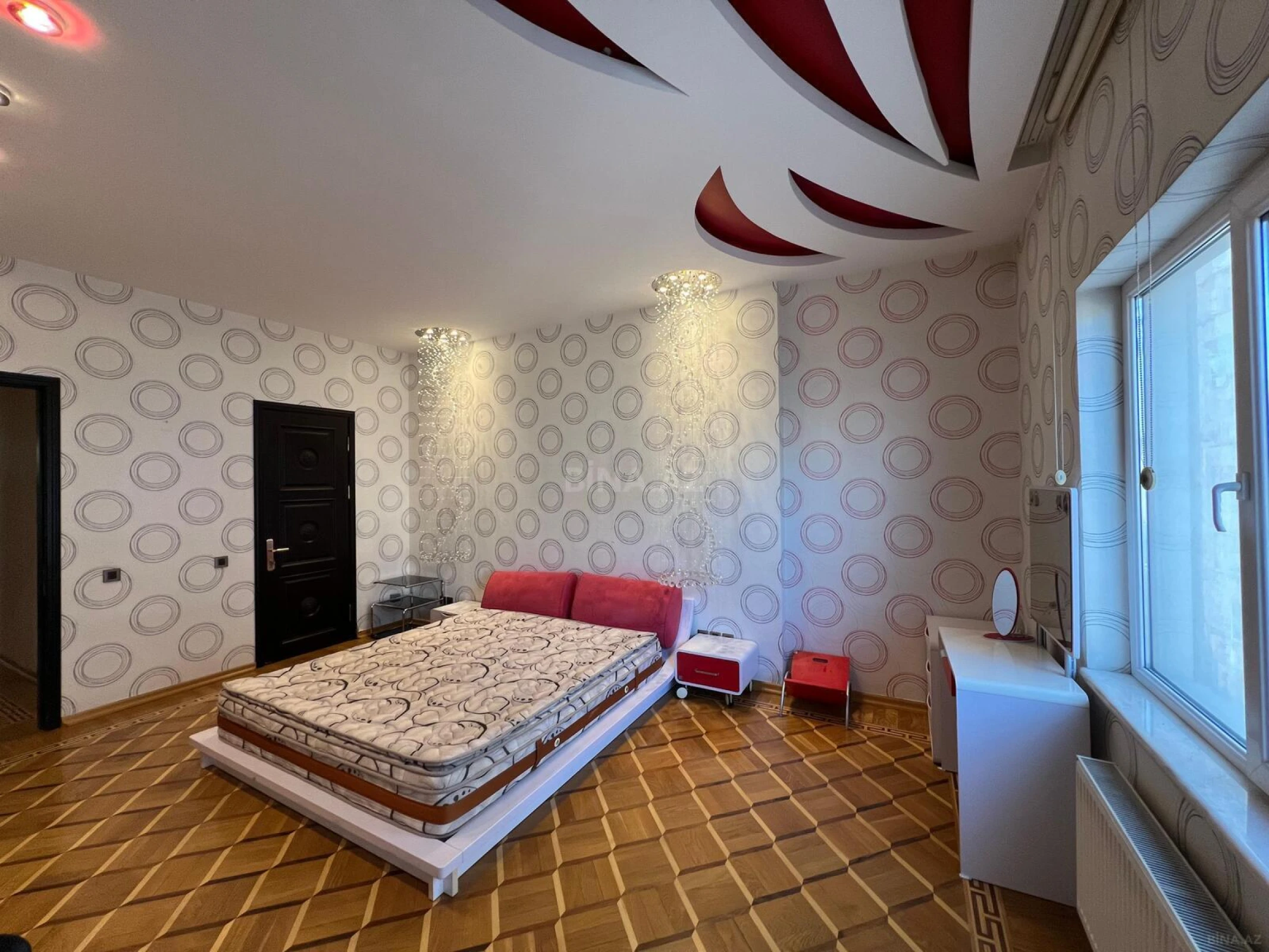 Satılır 4 otaqlı mənzil 180 m²