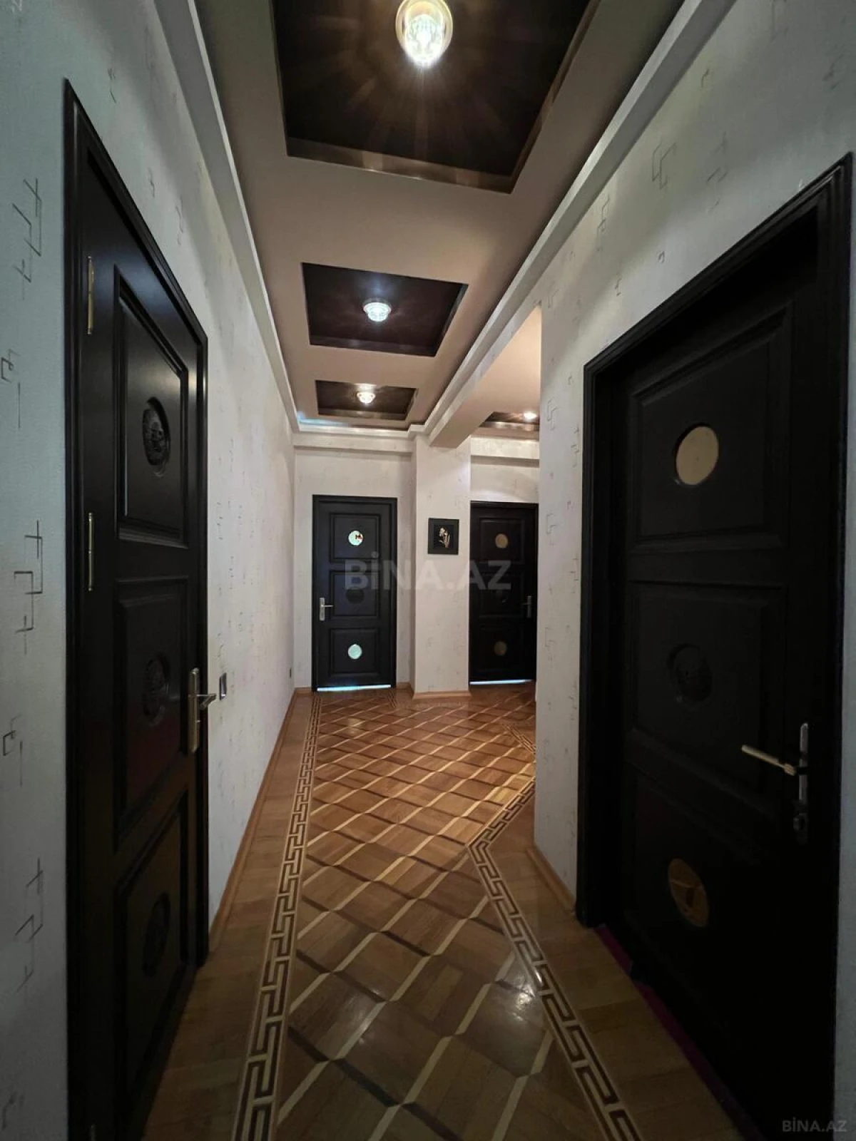 Satılır 4 otaqlı mənzil 180 m²