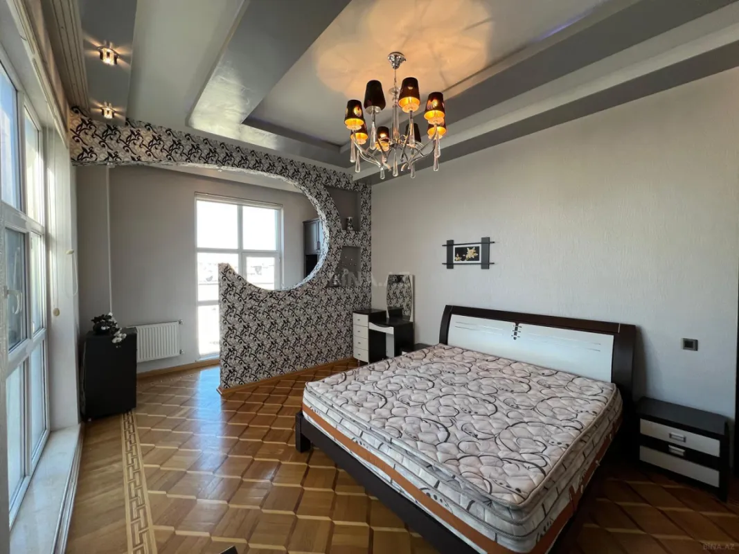 Satılır 4 otaqlı mənzil 180 m²