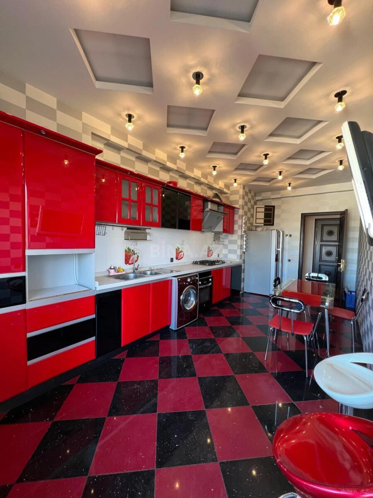 Satılır 4 otaqlı mənzil 180 m²