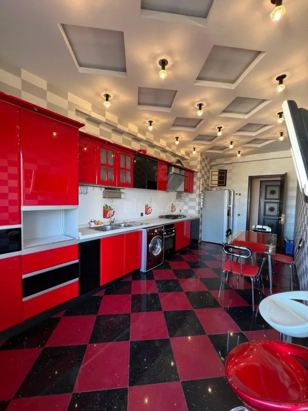 Satılır 4 otaqlı mənzil 180 m²