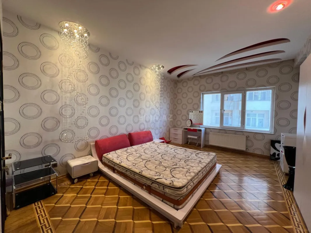 Satılır 4 otaqlı mənzil 180 m²