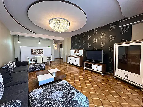 Satılır 4 otaqlı mənzil 180 m²