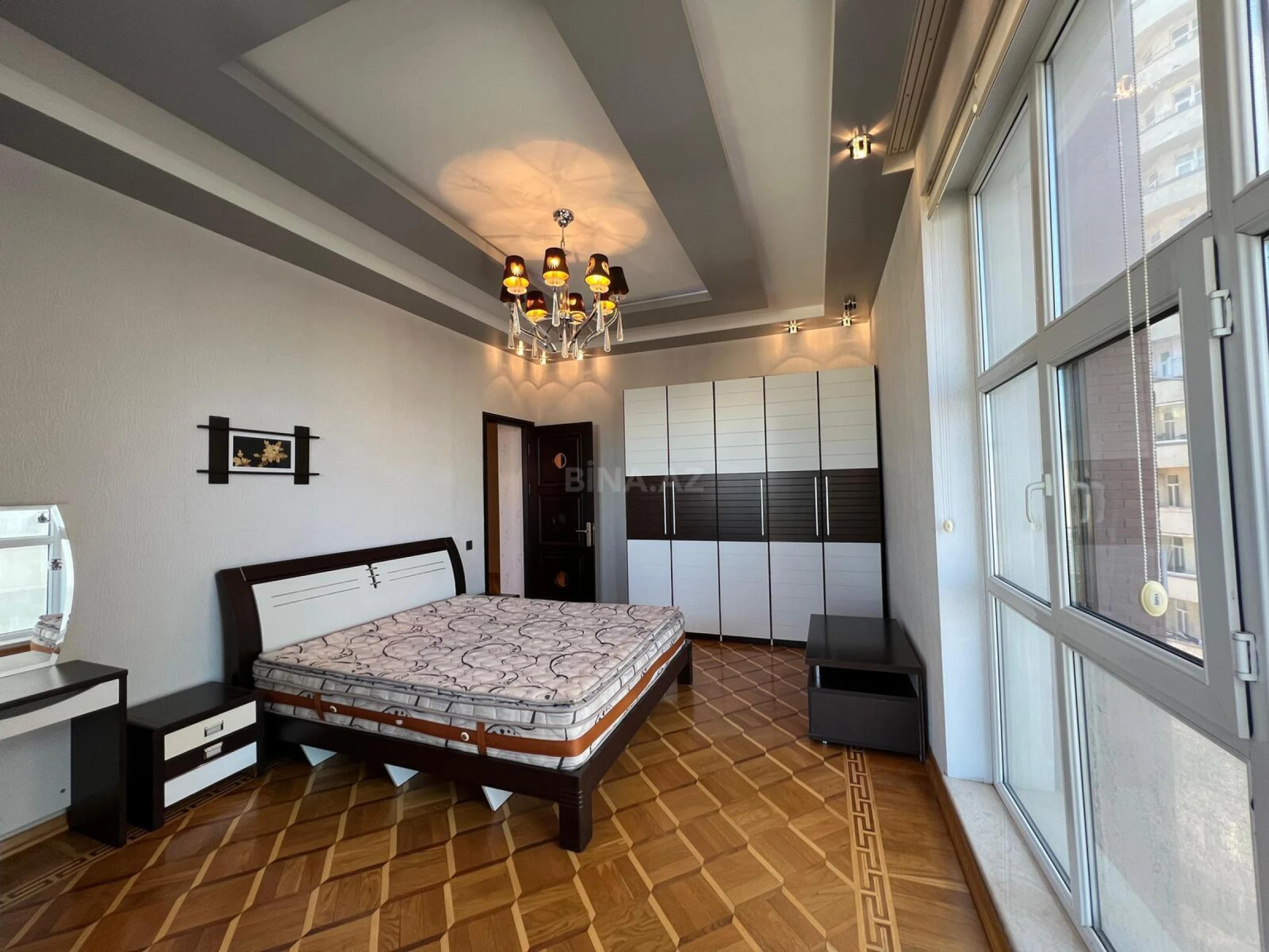 Satılır 4 otaqlı mənzil 180 m²