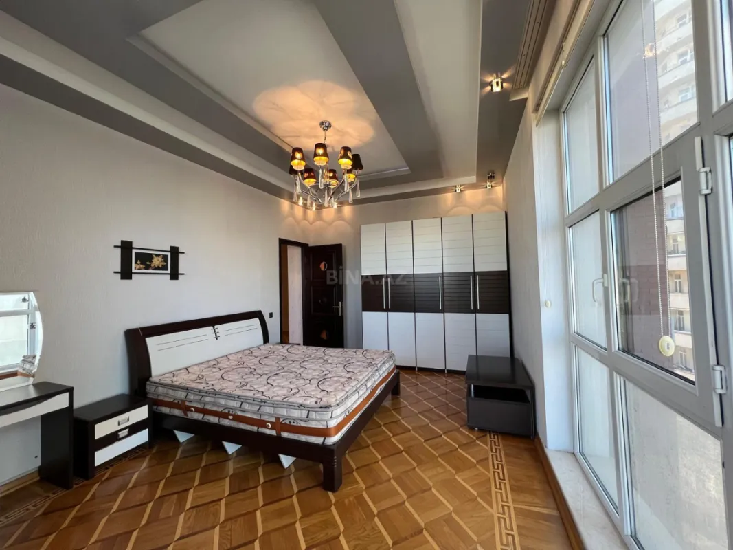Satılır 4 otaqlı mənzil 180 m²