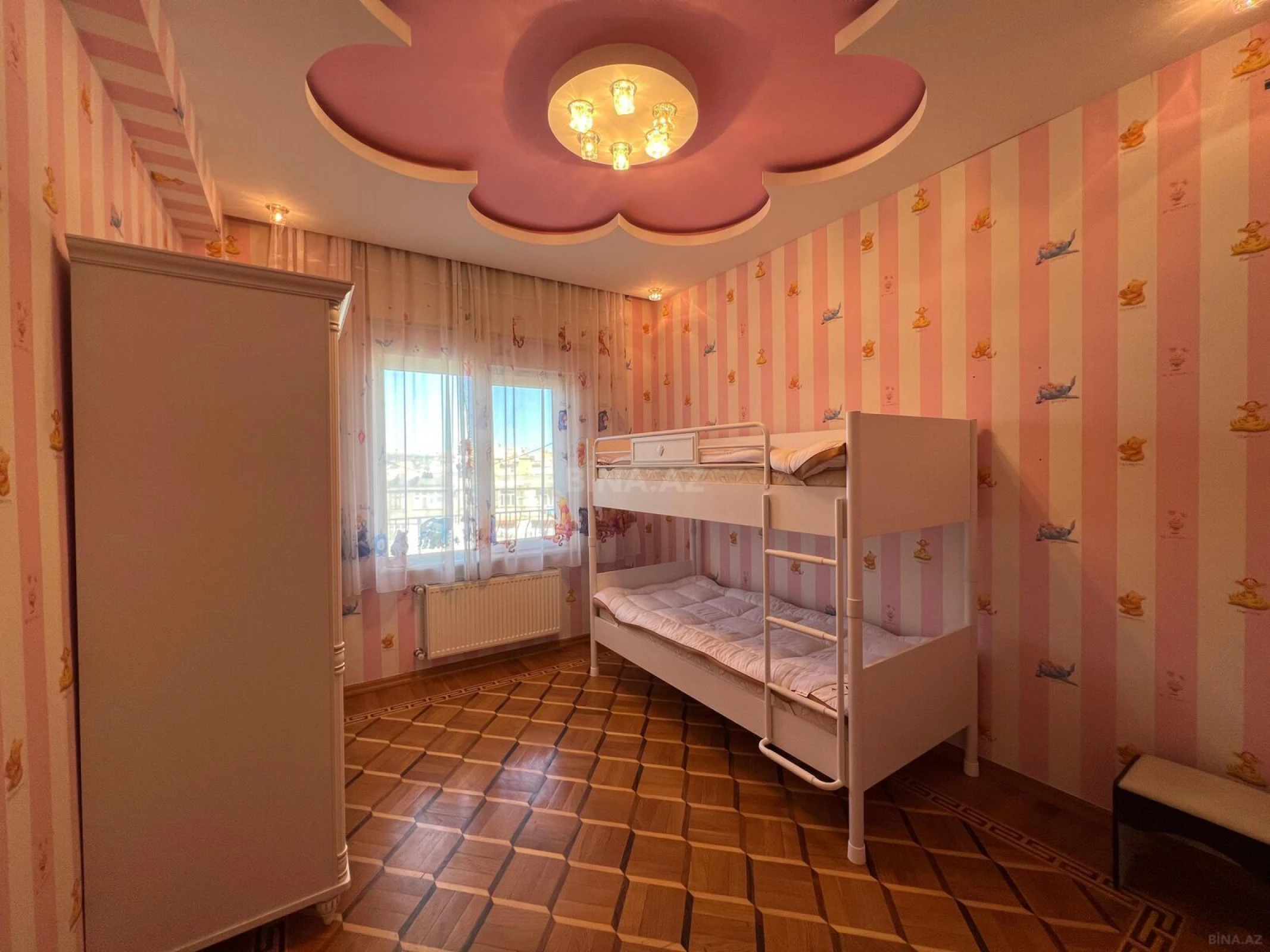 Satılır 4 otaqlı mənzil 180 m²