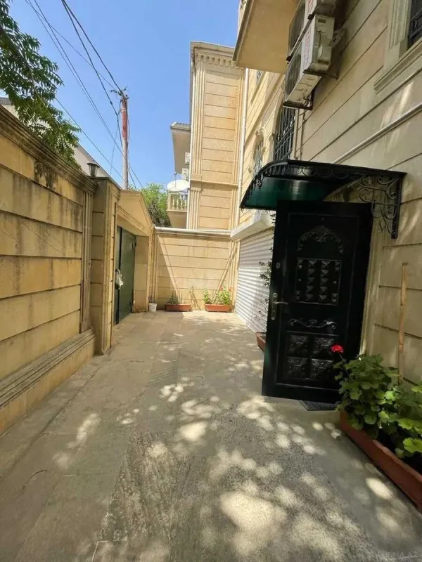 Satılır 5 otaqlı həyət evi 220 m²
