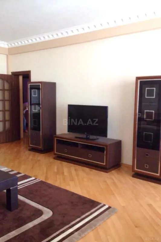 Kirayə verilir 2 otaqlı mənzil 108 m²