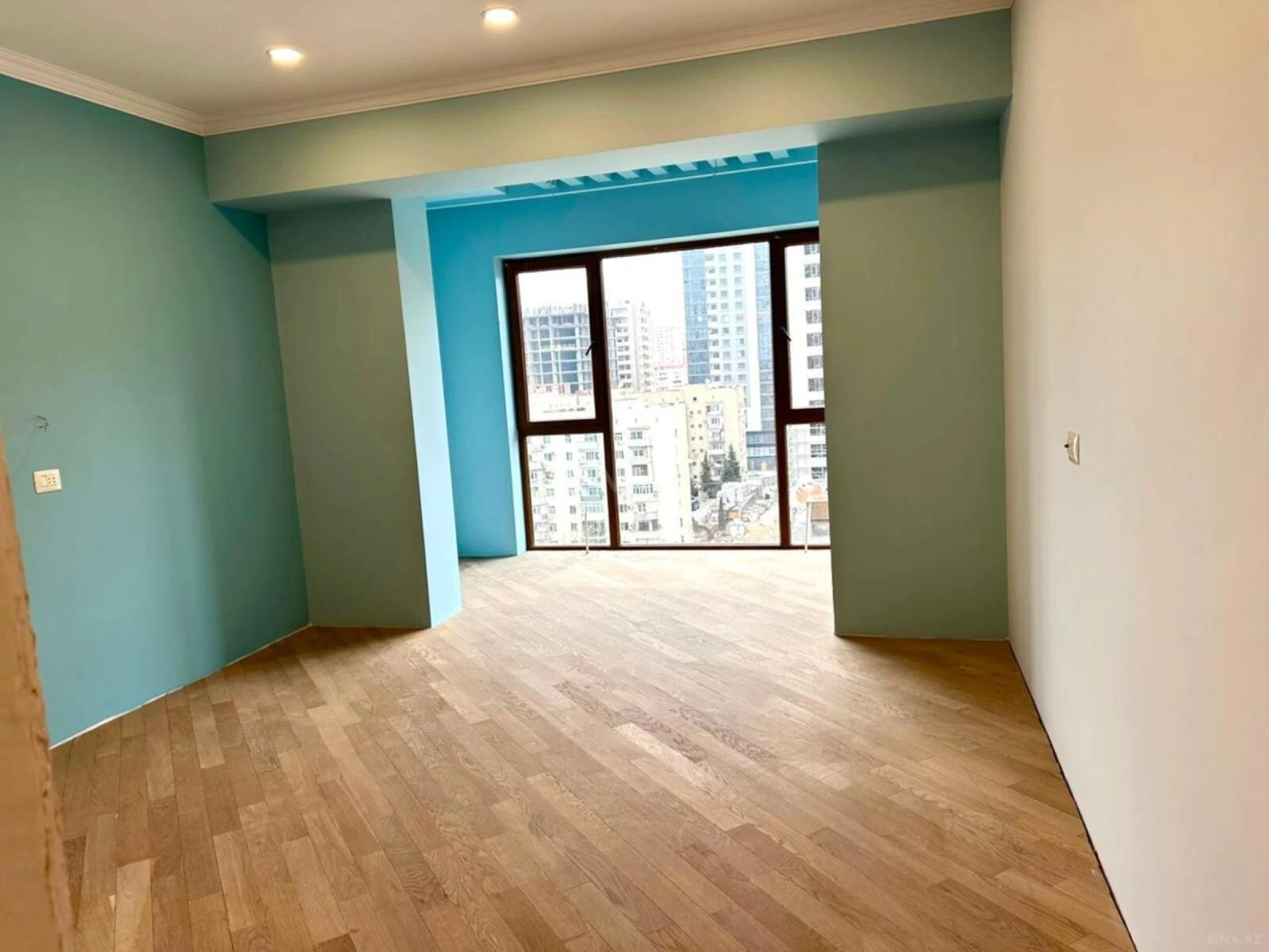 Satılır 4 otaqlı mənzil 182 m²