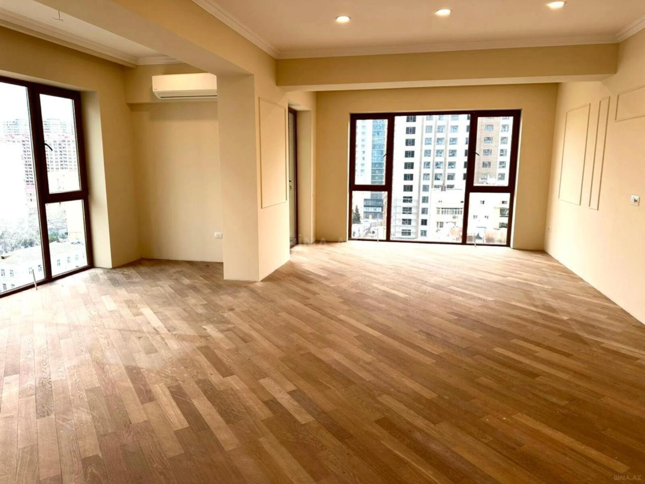 Satılır 4 otaqlı mənzil 182 m²