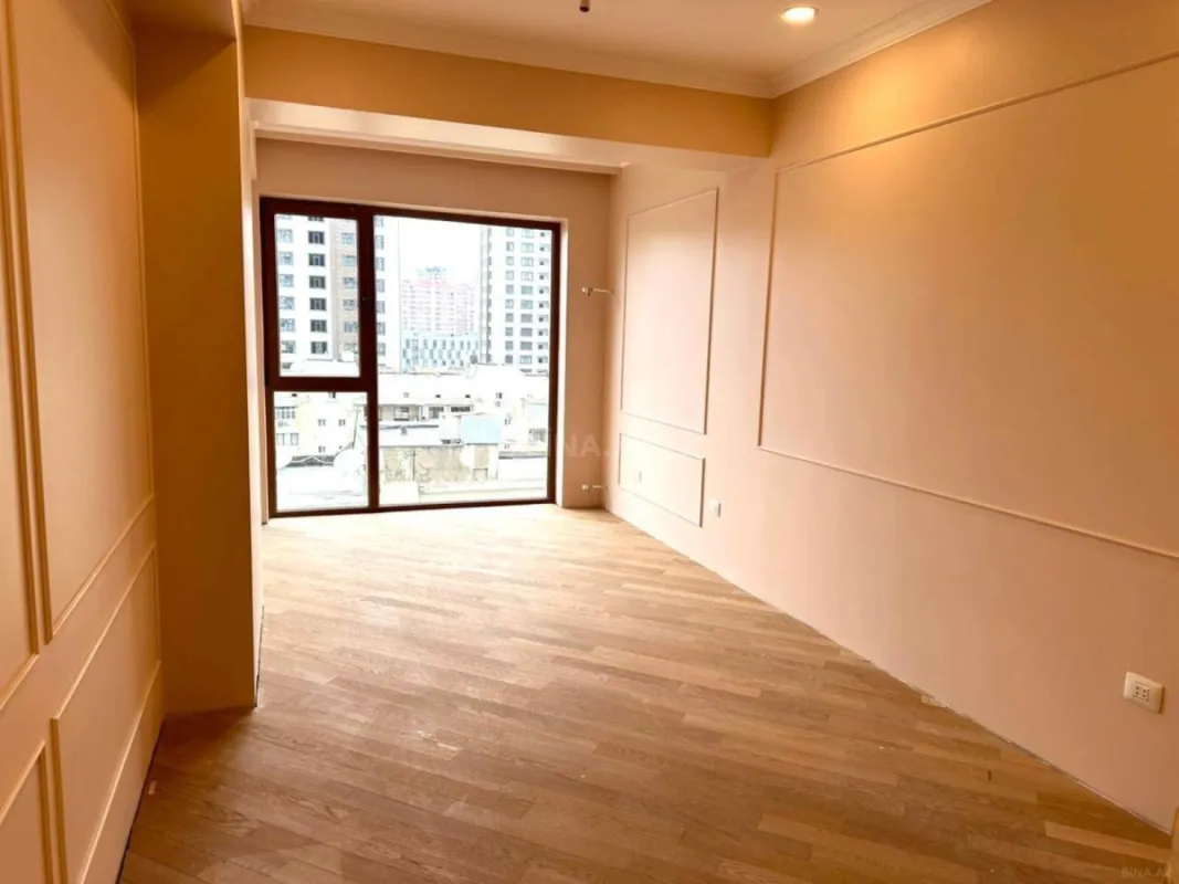 Satılır 4 otaqlı mənzil 182 m²