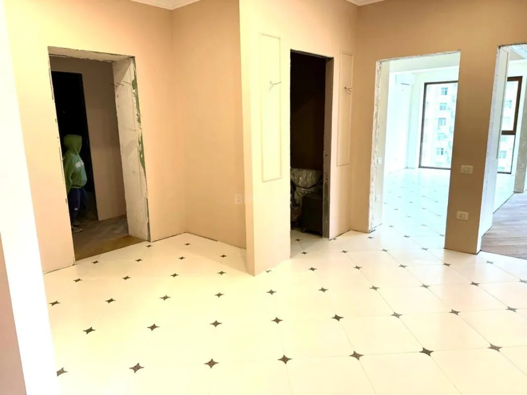 Satılır 4 otaqlı mənzil 182 m²