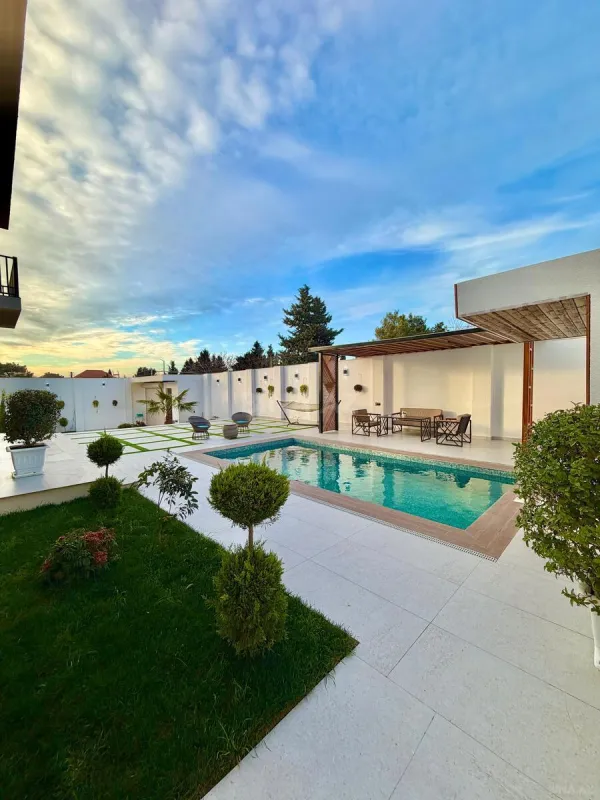 Satılır 5 otaqlı həyət evi 390 m²