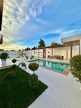 Satılır 5 otaqlı həyət evi 390 m²