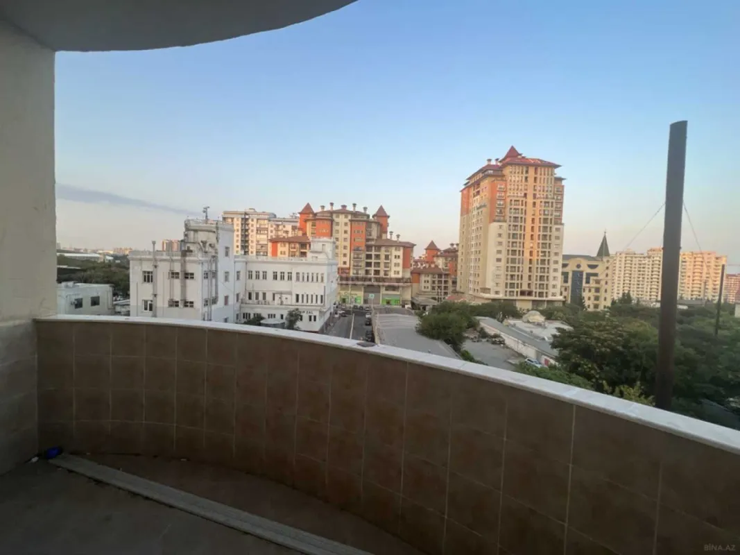 Satılır 4 otaqlı mənzil 230 m²