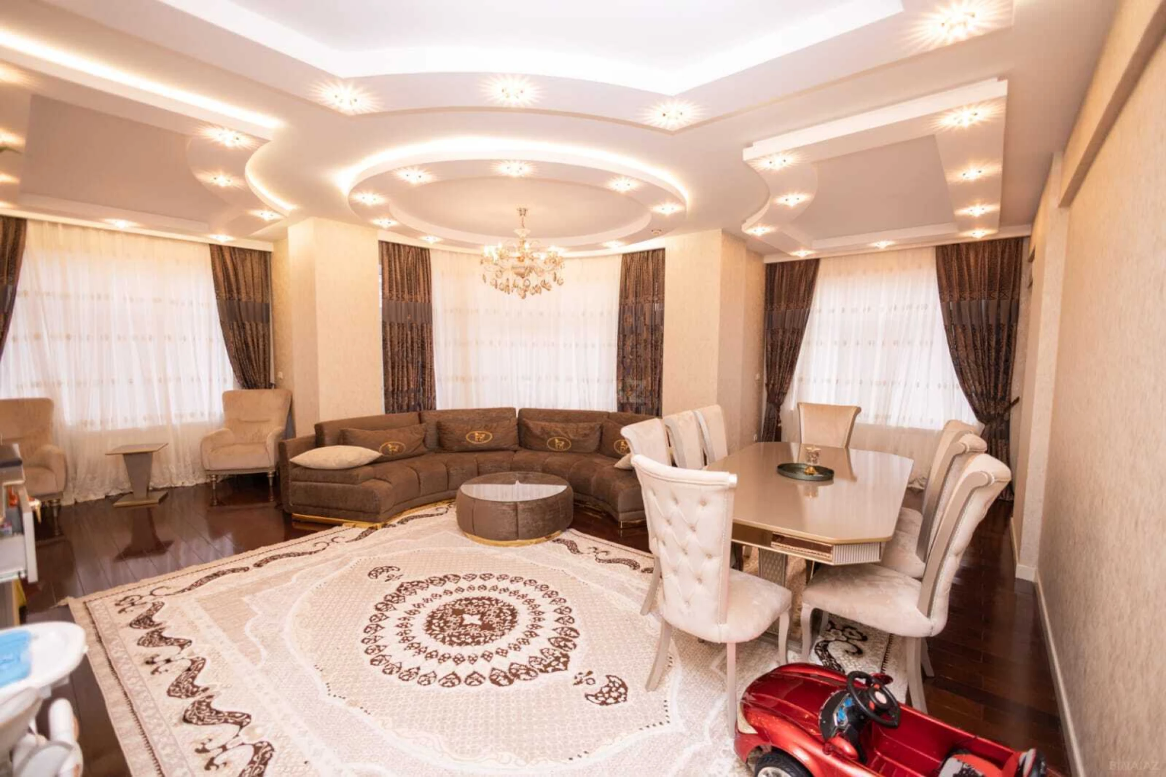 Satılır 4 otaqlı mənzil 230 m²