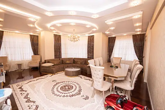 Satılır 4 otaqlı mənzil 230 m²