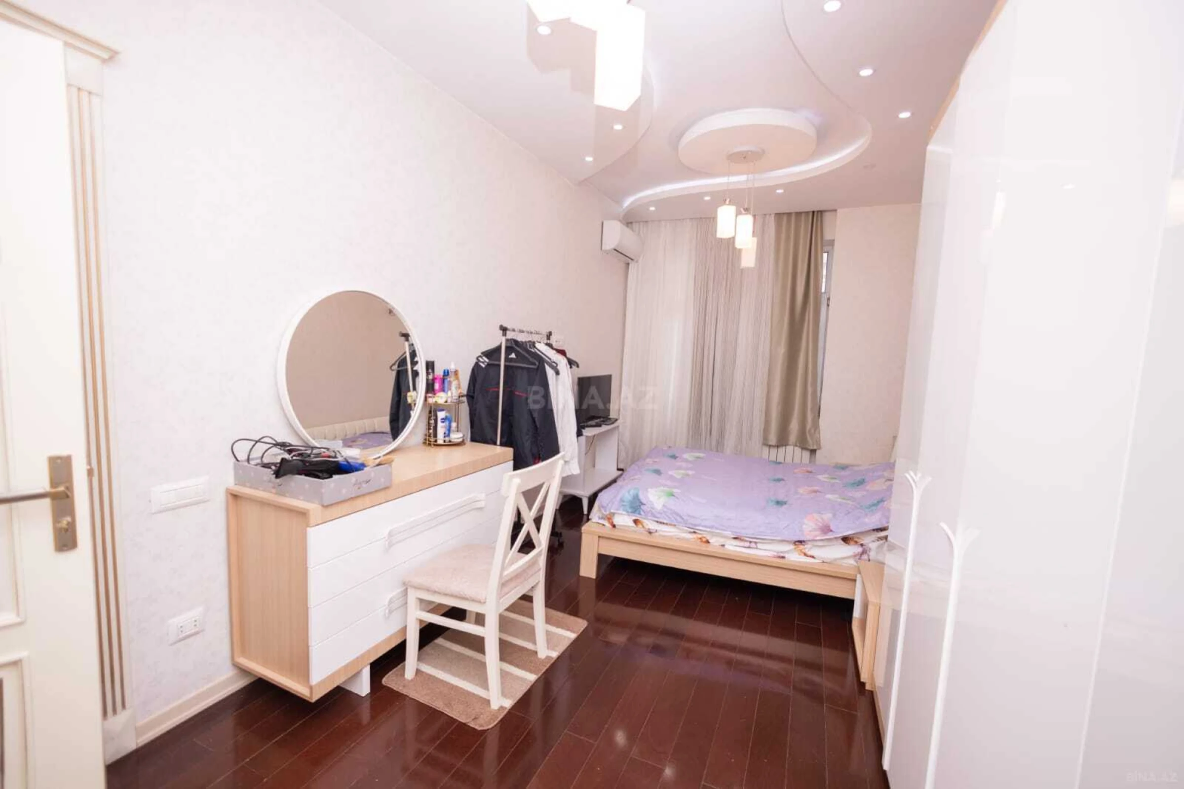 Satılır 4 otaqlı mənzil 230 m²