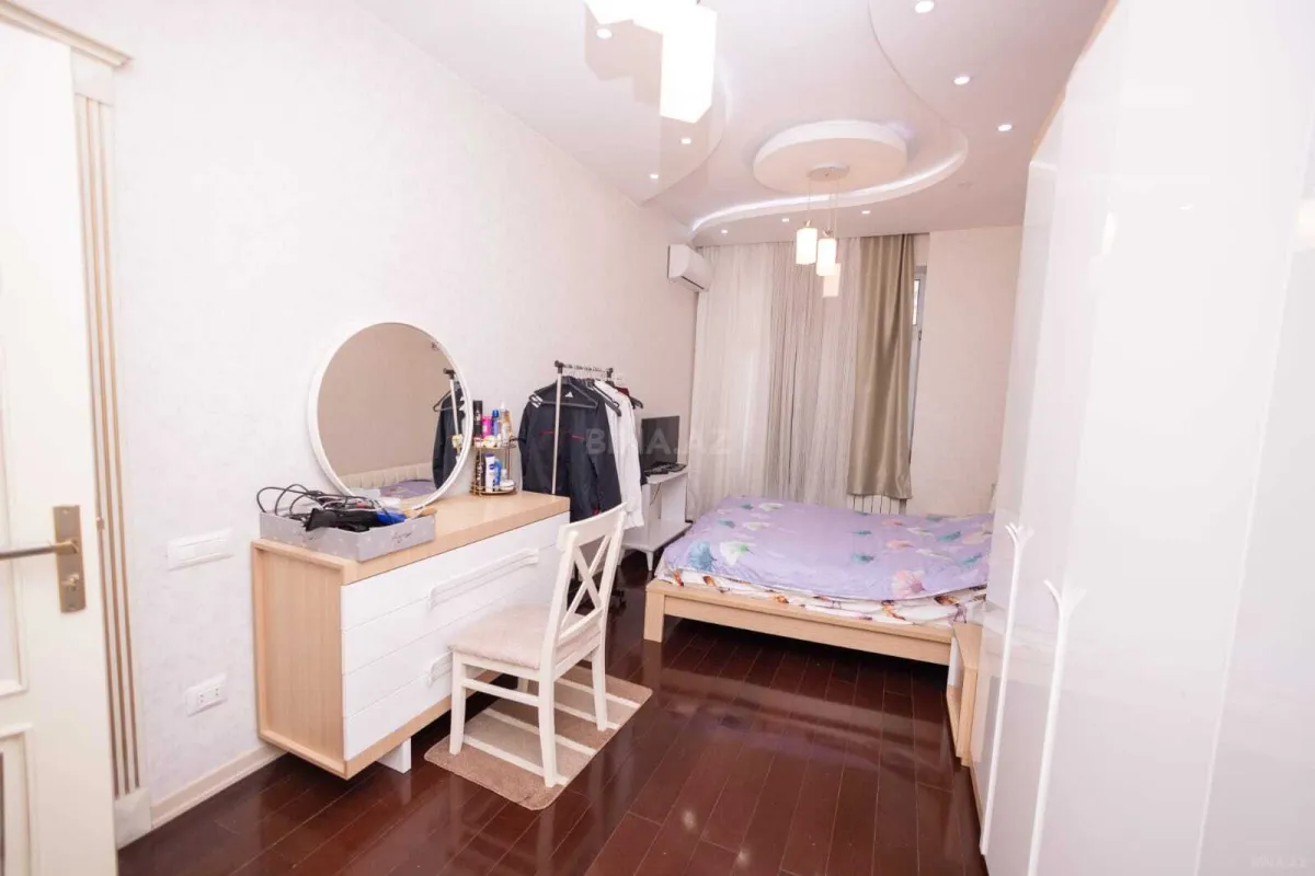 Satılır 4 otaqlı mənzil 230 m²
