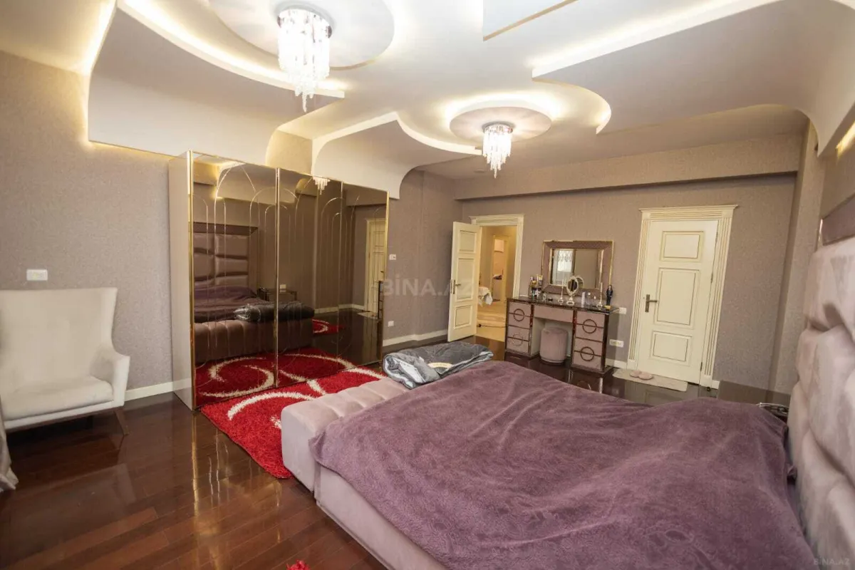 Satılır 4 otaqlı mənzil 230 m²