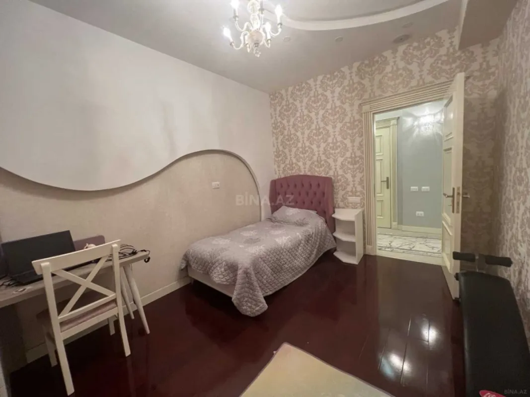 Satılır 4 otaqlı mənzil 230 m²
