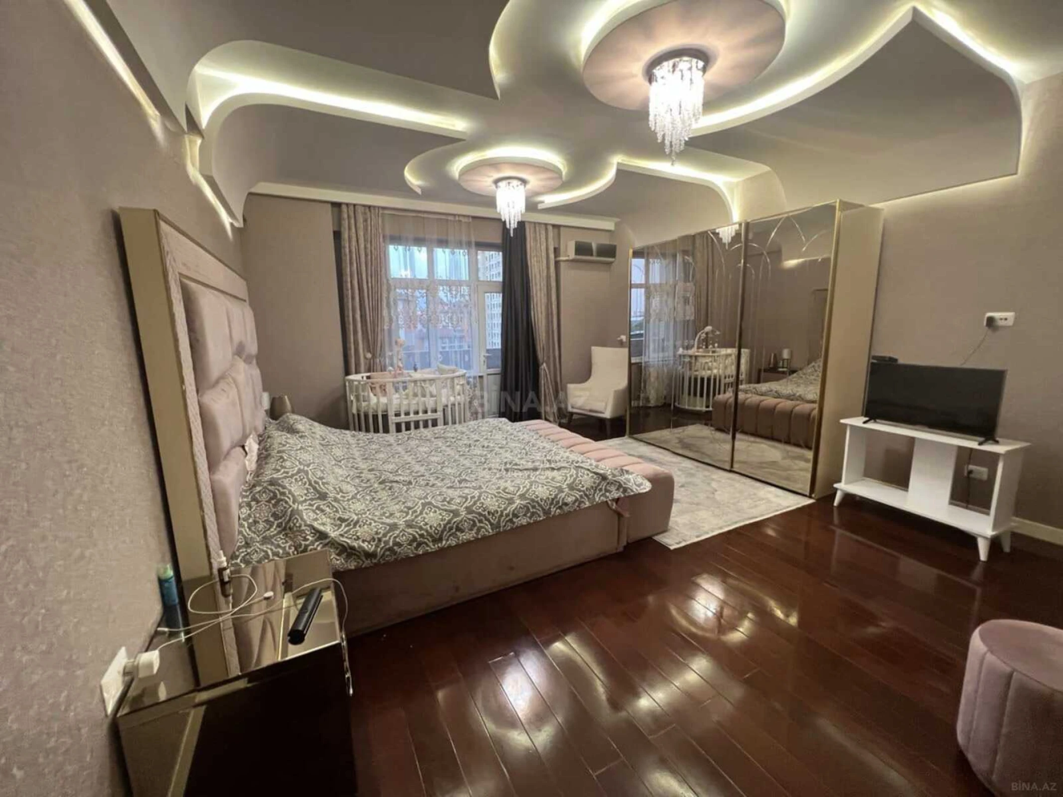 Satılır 4 otaqlı mənzil 230 m²