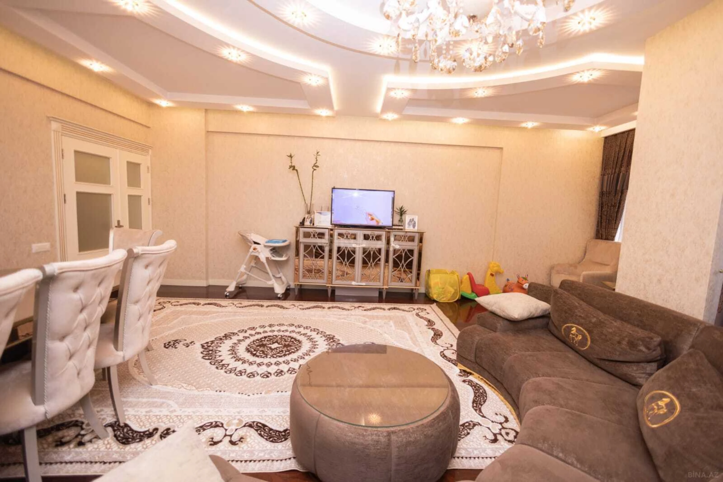 Satılır 4 otaqlı mənzil 230 m²