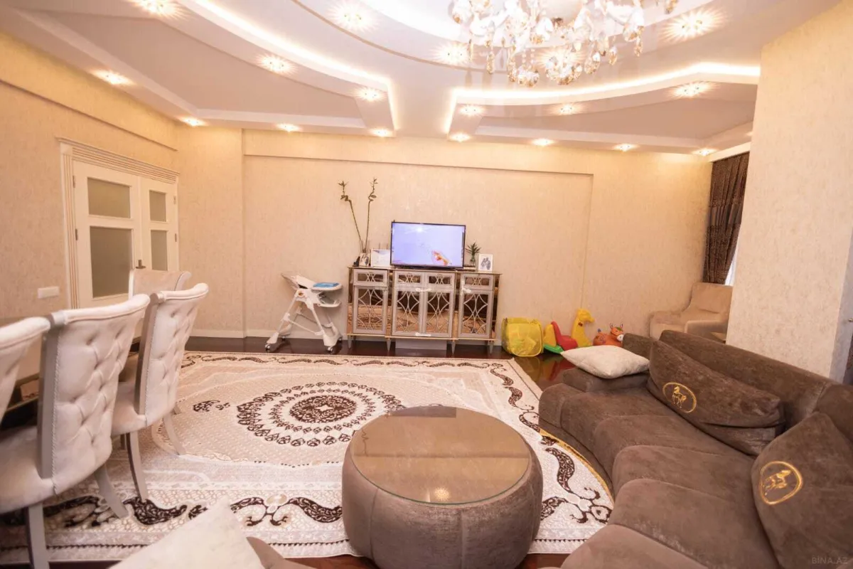 Satılır 4 otaqlı mənzil 230 m²