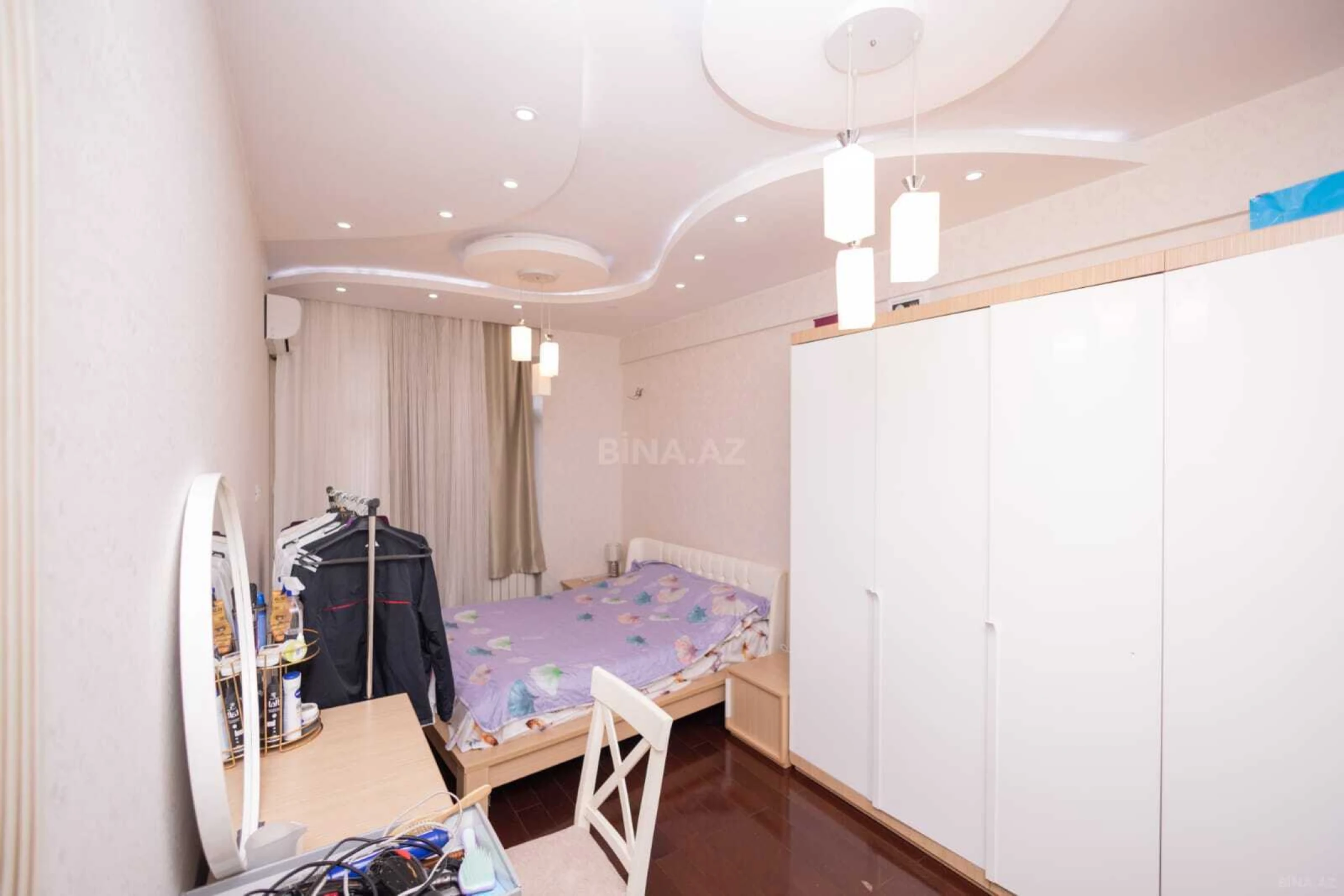 Satılır 4 otaqlı mənzil 230 m²