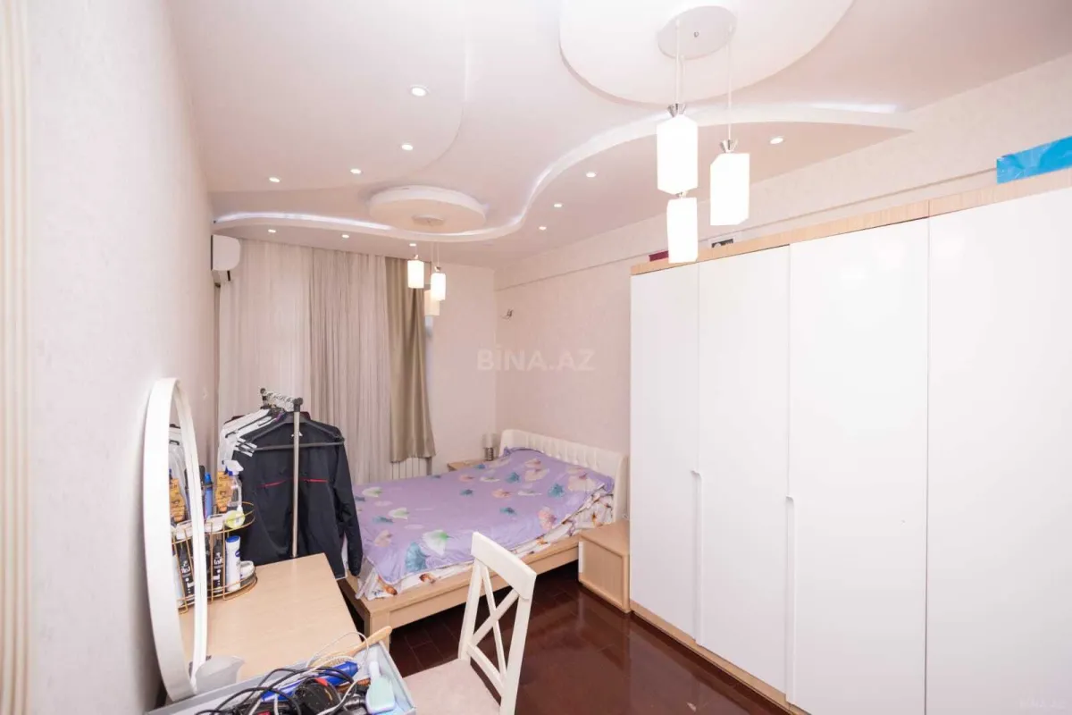 Satılır 4 otaqlı mənzil 230 m²