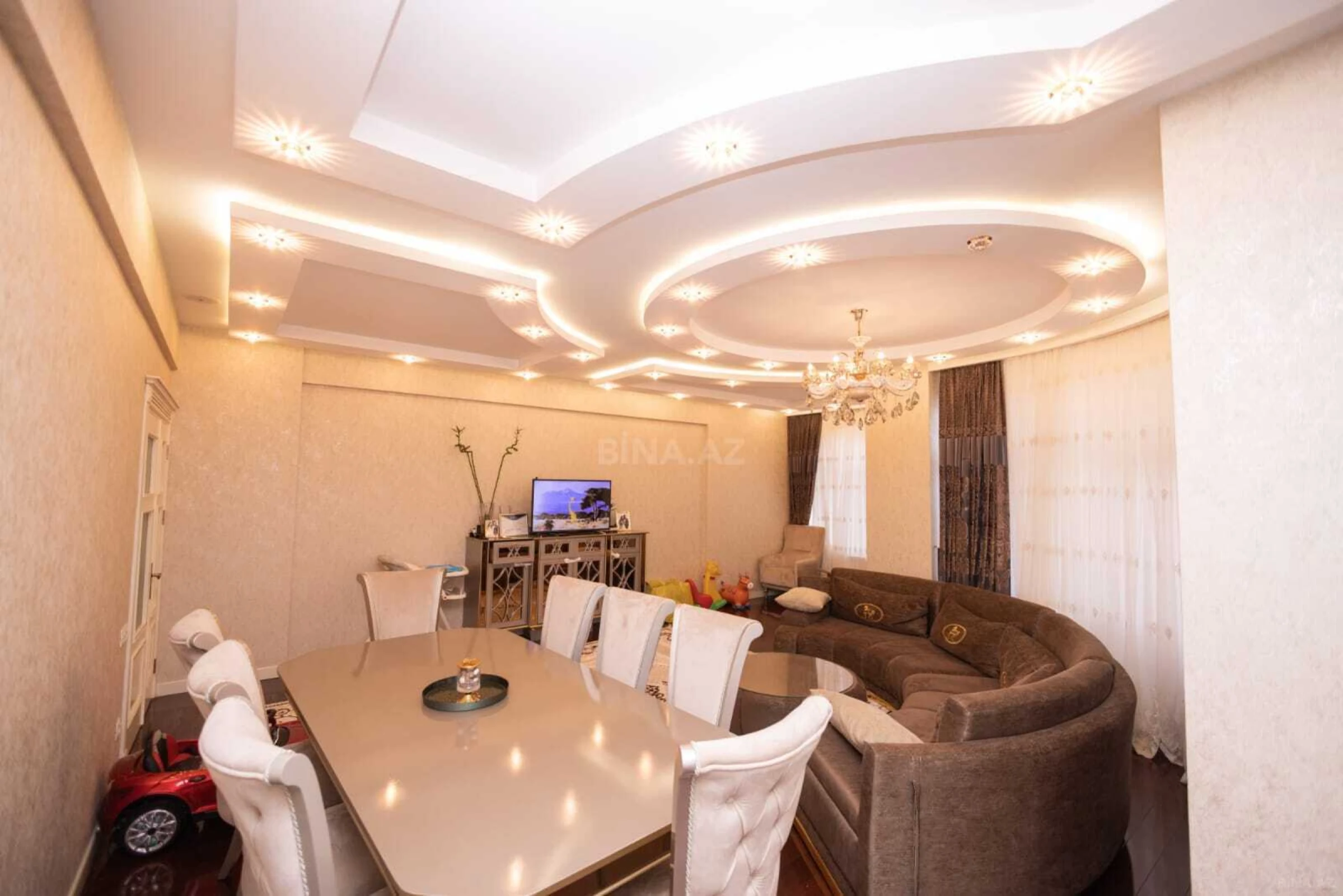 Satılır 4 otaqlı mənzil 230 m²