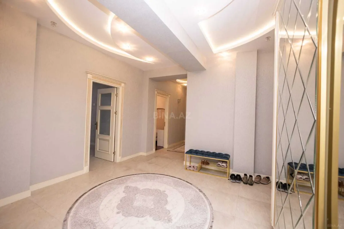Satılır 4 otaqlı mənzil 230 m²