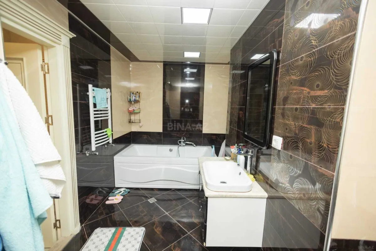 Satılır 4 otaqlı mənzil 230 m²