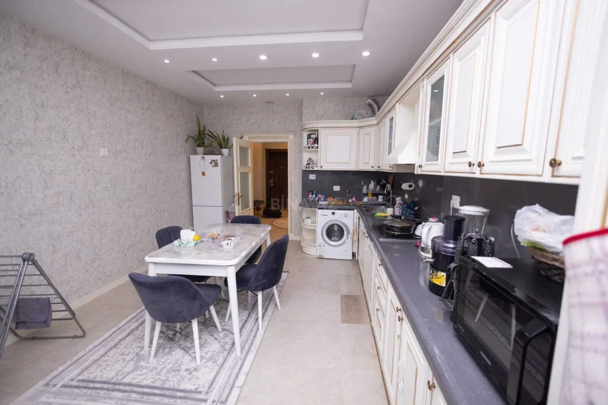 Satılır 4 otaqlı mənzil 230 m²