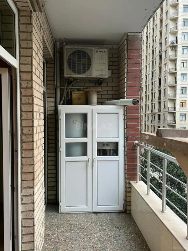 Satılır 4 otaqlı mənzil 177 m²