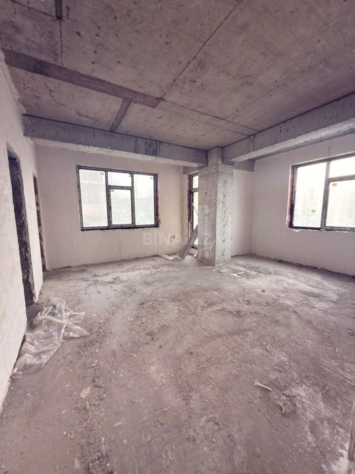 Satılır 4 otaqlı mənzil 235 m²